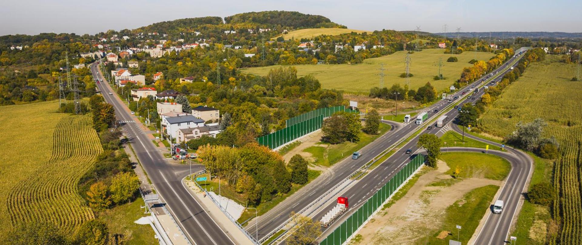 Panorama ulicy Wolności w Będzinie i węzła drogowego z lotu ptaka. W tle (prawy górny róg) wybudowane wcześniej zabezpieczenia przeciwhałasowe na wysokości ul. Mickiewicza i Hutniczej.
