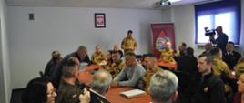 Zdjęcie zbiorowe przedstawiające uczestników narady, przemawia mł.bryg. Tomasz Łyjak