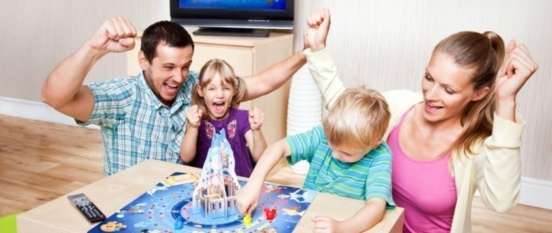 Zdjęcie rodziny przy grze - planszówce. 