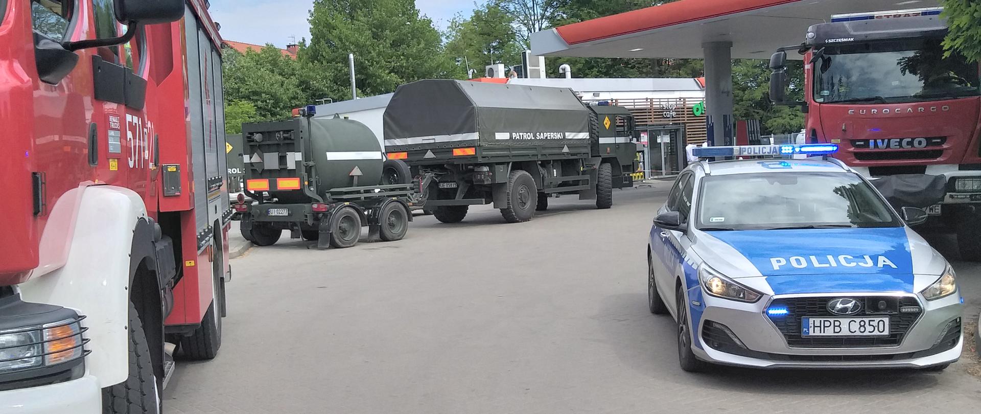 Na zdjęciu pojazdy straży pożarnej, patrolu saperskiego i policji