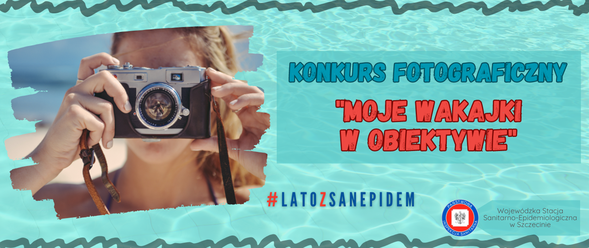 Grafika przedstawia osobę trzymającą w dłoni aparat fotograficzny w trakcie wykonywania zdjęć , w tle zdjęcia znajduje się napis : #latozsanepidem, konkurs fotograficzny, moje wakajki w obiektywie, obok napisu logo Inspekcji sanitarnej