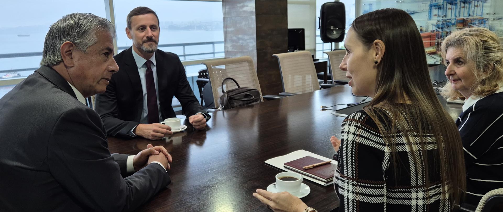 Ana Maria Chamy, Konsul H. w Concón, Manuel Millones, delegado rpesidencial, Michał Świetlik, chargé d'affaires a.i. , Milena Łukasiewicz I Radca - rozmowy przy stole