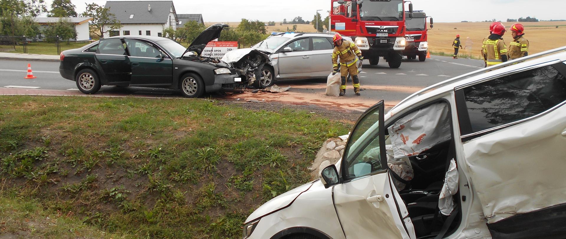Zdjęcie przestawia trzy pojazdy uczestniczące w wypadku komunikacyjnym