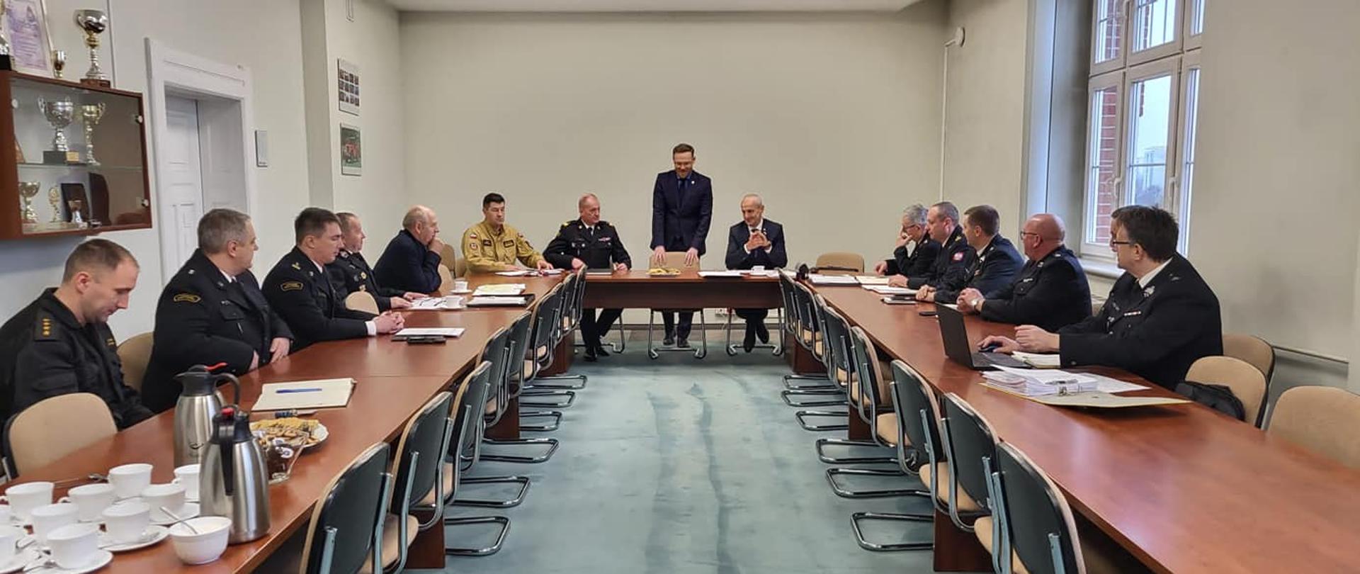 Na zdjęciu zespół roboczy w składzie min. Wojewoda Zachodniopomorski, Zachodniopomorski Komendant Wojewódzki wraz z Zastępcą, strona PSP oraz strona OSP
