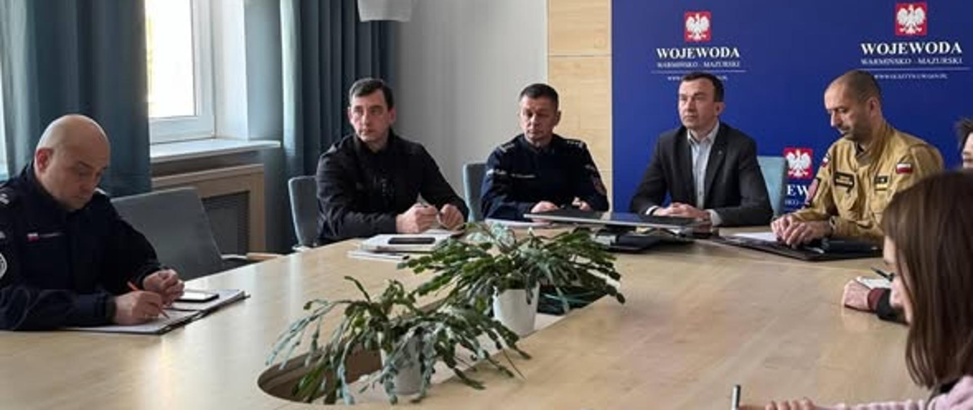 Wicewojewoda z przedstawicielami służb i pracownikami urzędu podczas wideokonferencji