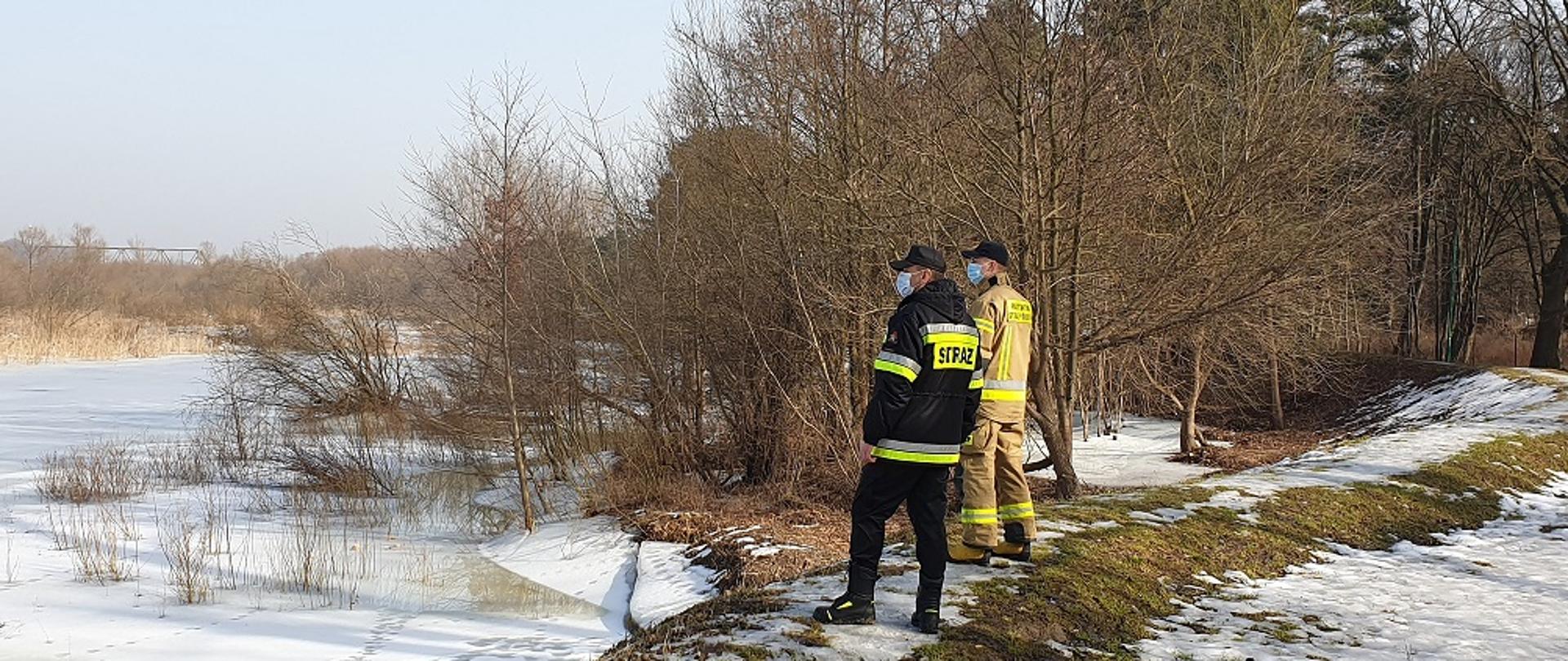 Dwóch strażaków monitoruje stan rzek na terenie powiatu wyszkowskiego 