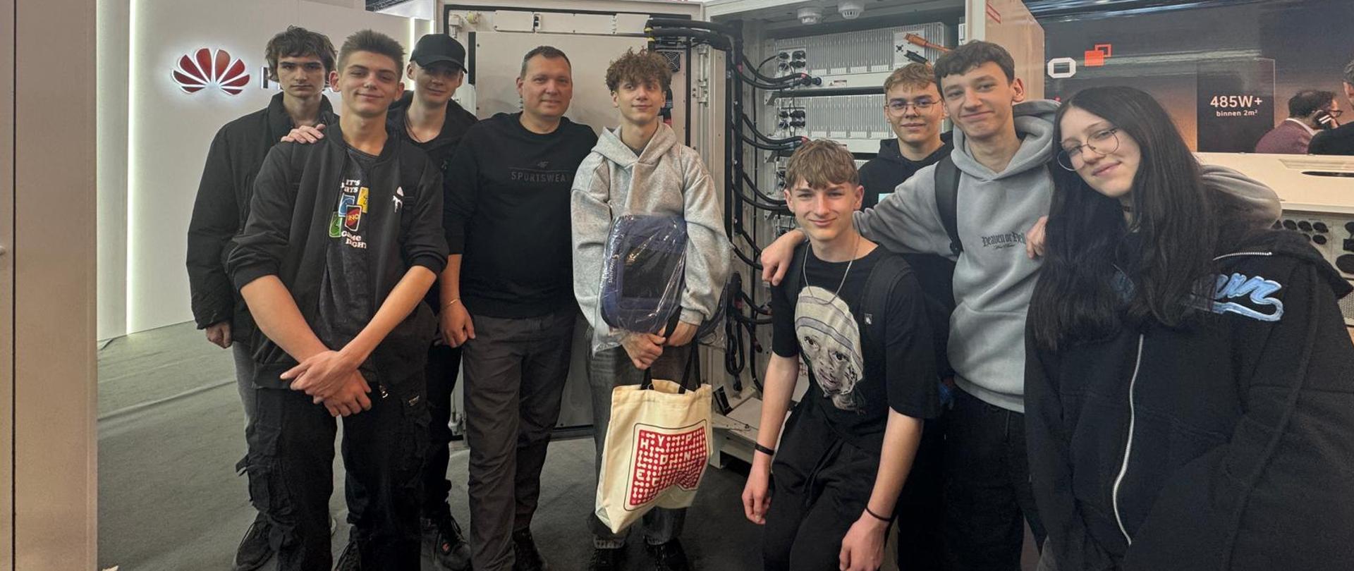 Uczniowie wraz z nauczycielem stojący przy magazynie energii 215kWh