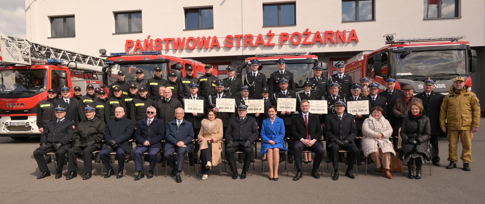 Uroczystości wręczenia promes na zakup samochodów ratowniczo - gaśniczych 