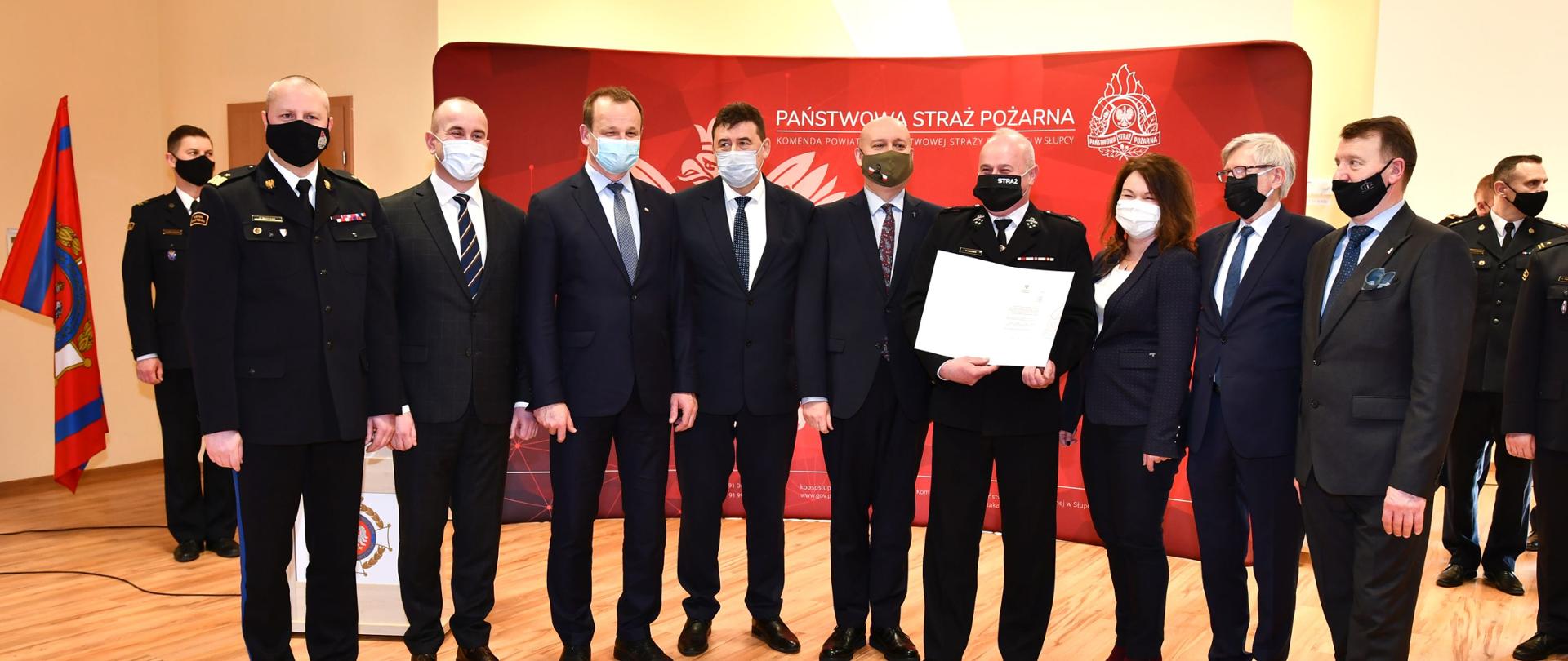 grupa mężczyzn i kobieta stoją do zdjęcia grupowego 