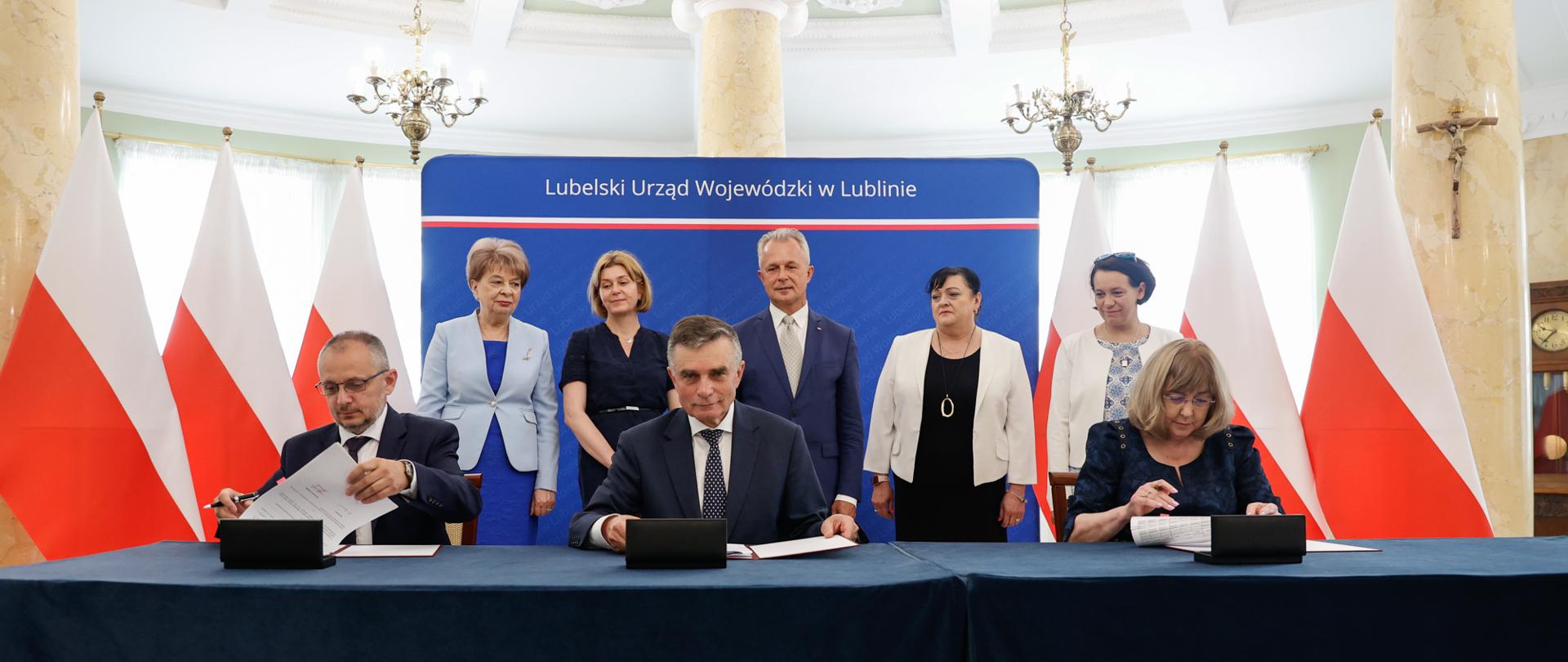 Moment podpisania umowy przez wojewodę lubelskiego, zastępcę prezydenta Miasta Lublin i skarbnika Miasta Lublin.