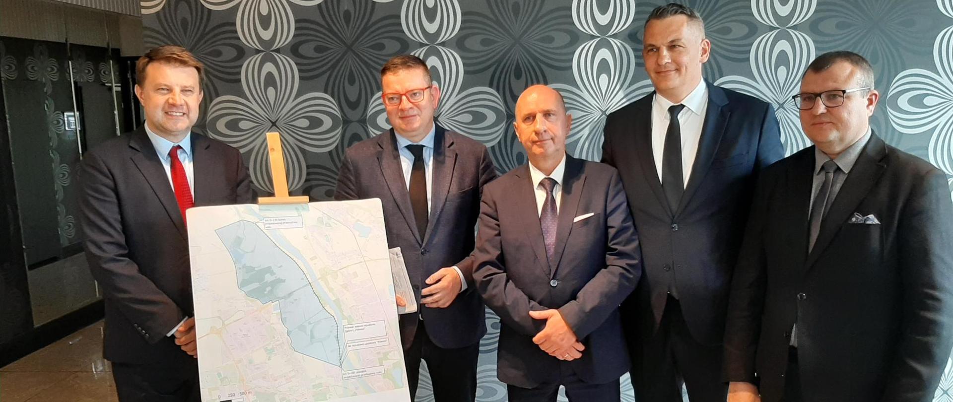 Polder Żelazna to obiekt ochrony przeciwpowodziowej Opola, służący przeciwdziałaniu skutkom wezbrań na Odrze. W przededniu uruchomienia postępowania na wybór wykonawcy II etapu tego projektu inwestycję wizytował wiceminister infrastruktury Przemysław Koperski.