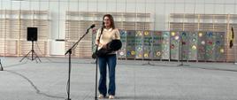 Alicja Cichoń, kierownik delegatury w Siedlcach przemawia podczas otwarcia sali gimnastycznej