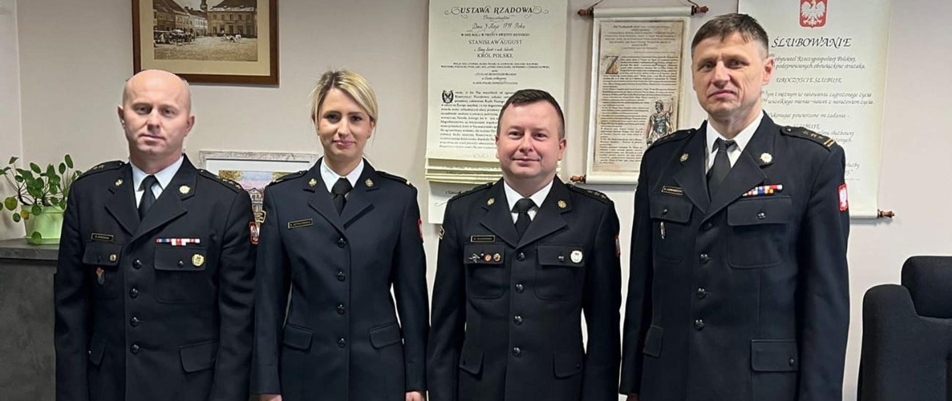 Na zdjęciu widzimy Komendantów Powiatowych oraz Naczelnika Wydziału Operacyjnego podczas wręczenia awansów. 