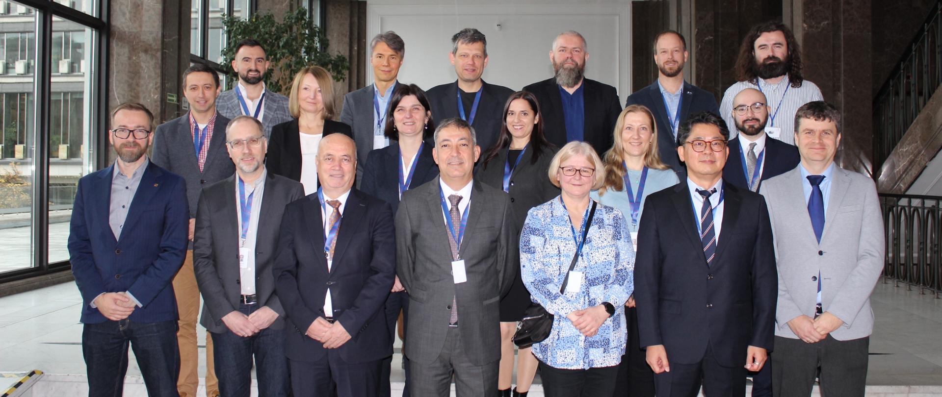 Zbiorowe zdjęcie, na którym widoczni są uczestnicy spotkania.