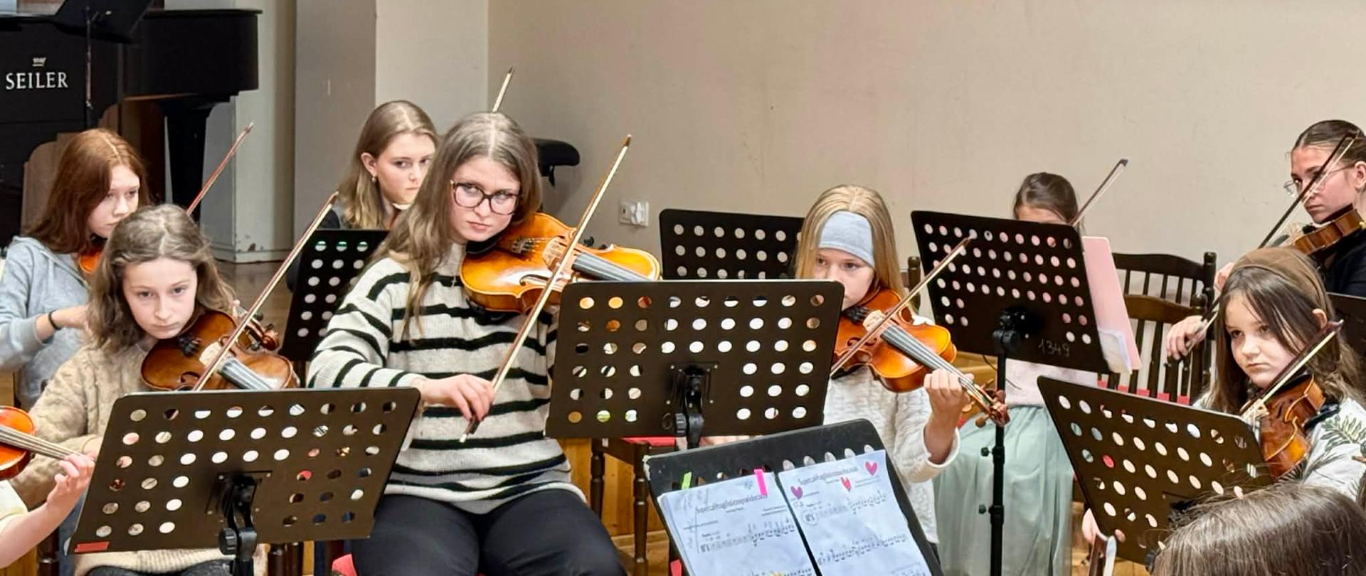 Altowioliści podczas próby orkiestry.