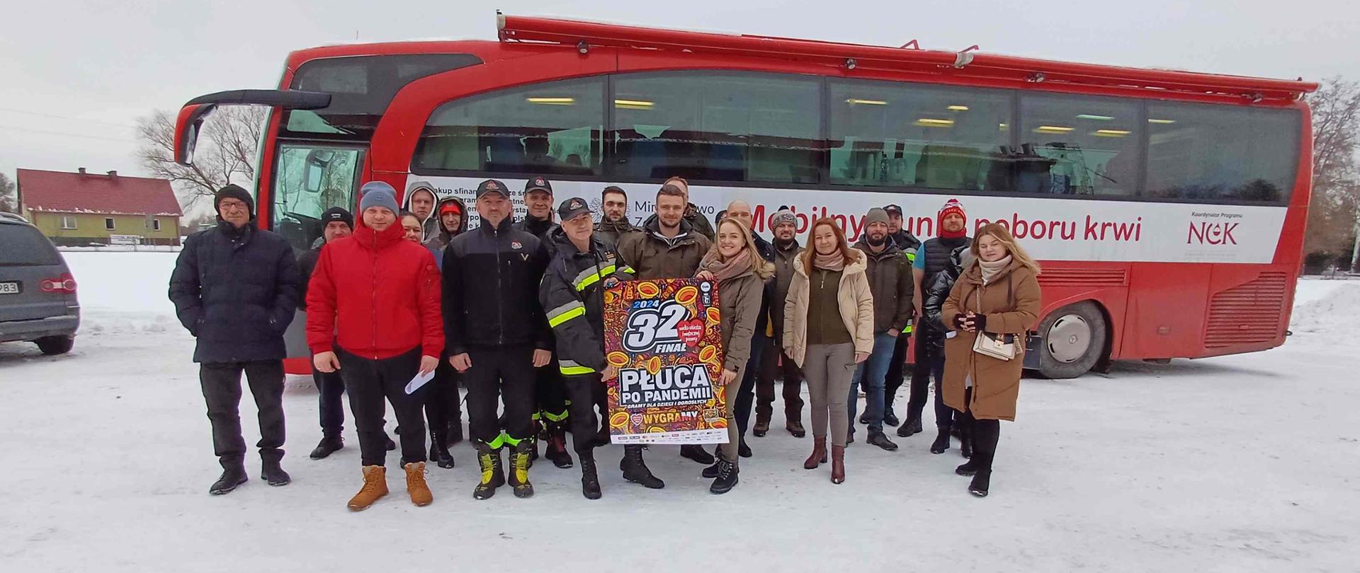 Donatorzy stojący przed krwiobusem