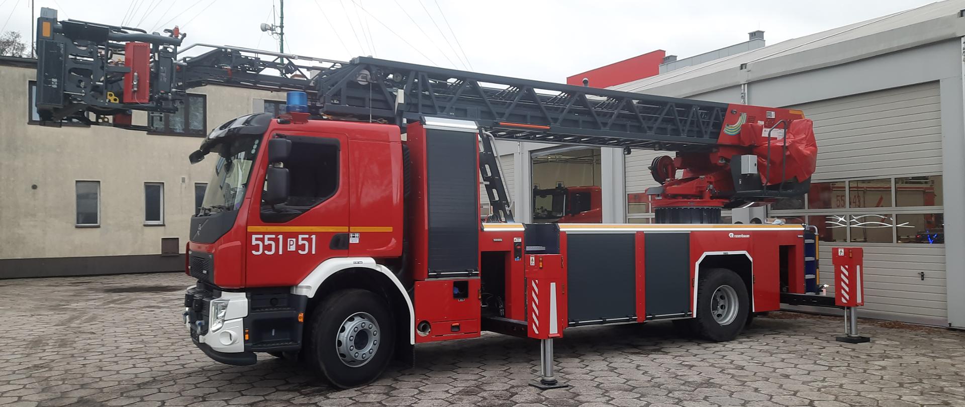 Na zdjęciu widać nowy samochód specjalny z drabiną mechaniczną.