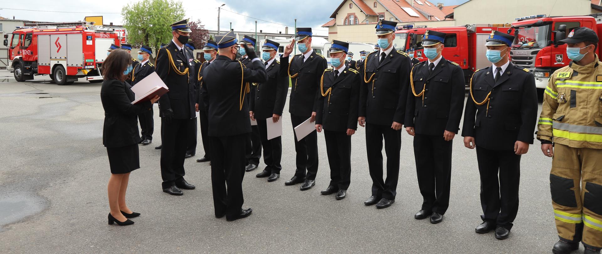 Wręczanie awansów podoficerom. 