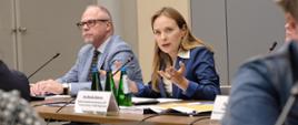 Minister funduszy i polityki regionalnej Katarzyna Pełczyńska-Nałęcz siedzi przy stole z mikrofonem, obok niej po lewej siedzi wiceminister funduszy i polityki regionalnej Jacek Protas