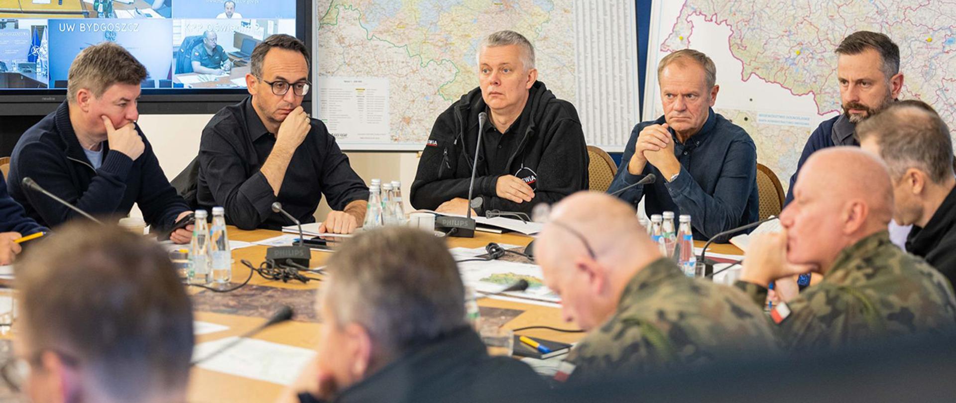 Na zdjęciu widać uczestników posiedzenia siedzących za stołami.