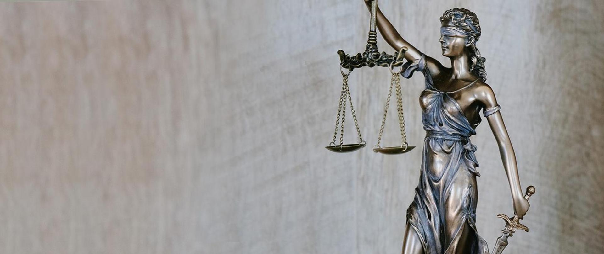 Baner przedstawiający figurę Temidy