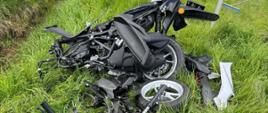 Motocykl na poboczy po zderzeniu z samochodem