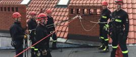 Strażacy ćwiczą na dachu budynku