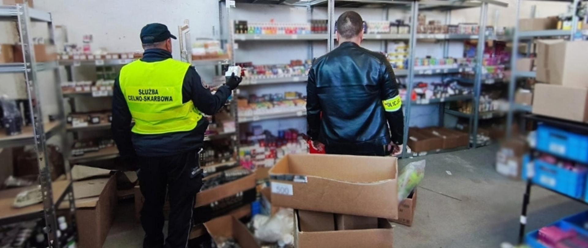 Magazyn. W magazynie regały z nielegalnymi wkładami do e-papierosów