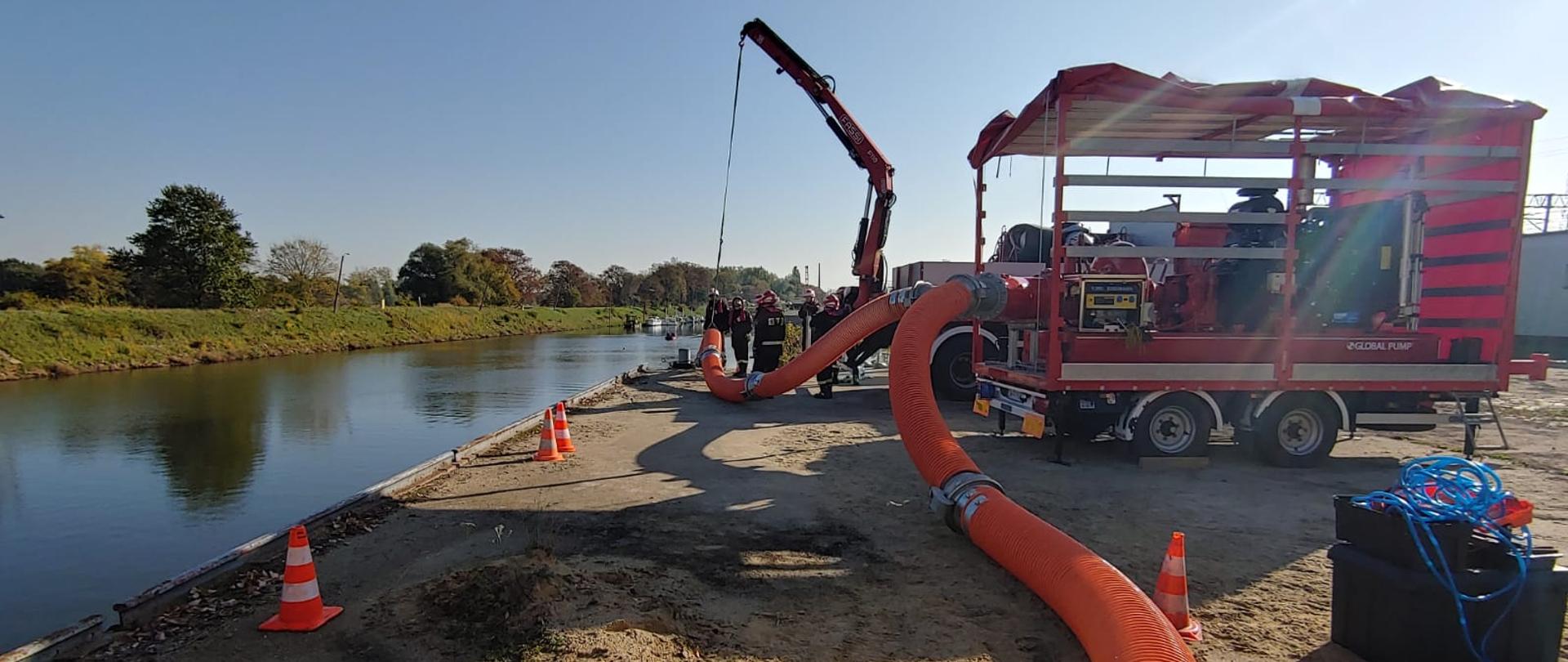 Duża pompa pożarnicza