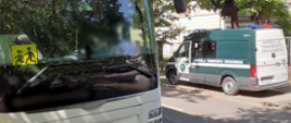 Od lewej: przód autokaru turystycznego z umieszczoną za szybą tabliczką informującą o przewozie zorganizowanej grupy dzieci i młodzieży. Obok stoi oznakowany furgon zachodniopomorskiej Inspekcji Transportu Drogowego.