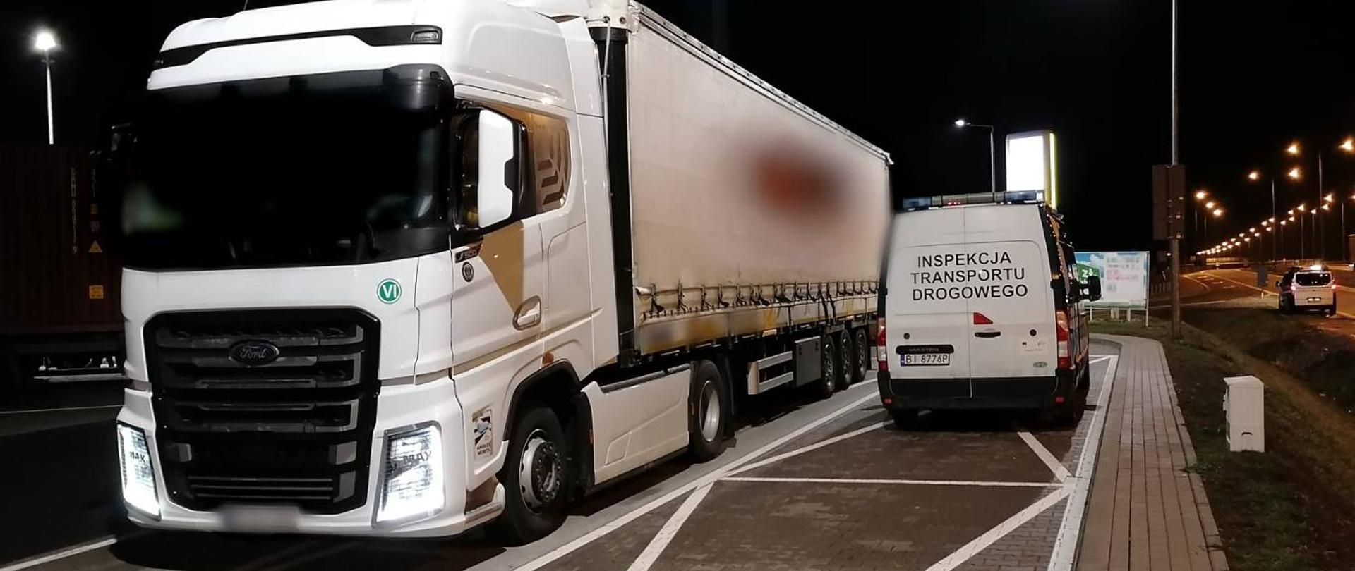 Zatrzymany do kontroli zestaw ciężarowy i stojący obok radiowóz ITD.