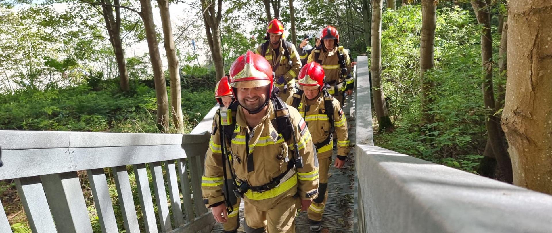 Na zdjęciu widać wchodzących strażaków po schodach w ramach akcji "Honorowa wspinaczka 11 września" upamiętniająca śmierć strażaków, którzy zginęli podczas działań ratowniczych w World Trade Center.