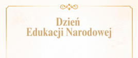 Plakat - kartka z życzeniami z okazji Dnia Edukacji Narodowej. Plakat w tonacji złotej i jasnej, w lewej części grafika fortepianu i w części dolnej złote nuty. 