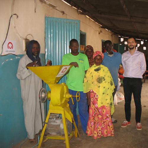 Grupa osób wokół prasy 