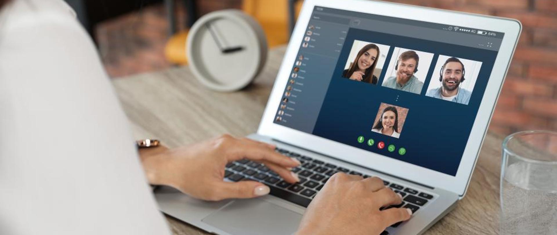 kobieta przy laptopie