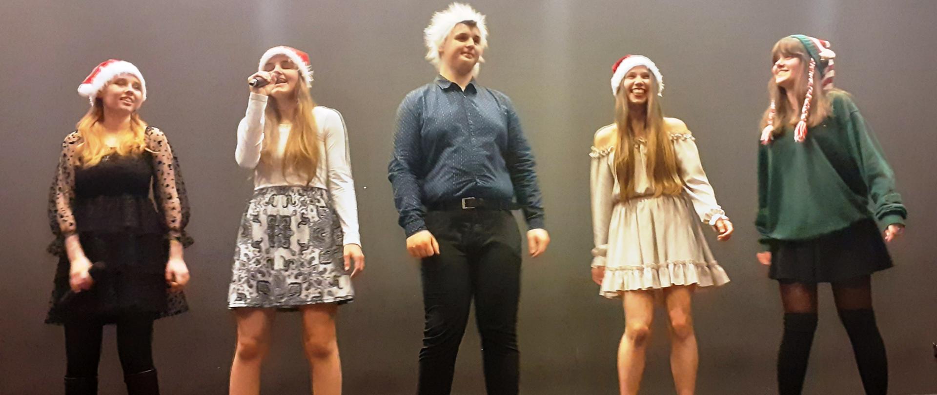 Na zdjęciu uczniowie którzy wzięli udział w koncercie: Anna Kowalczyk, Amelia Lemańska, Łukasz Tekla, Kinga Wilczek, Julia Zemka.