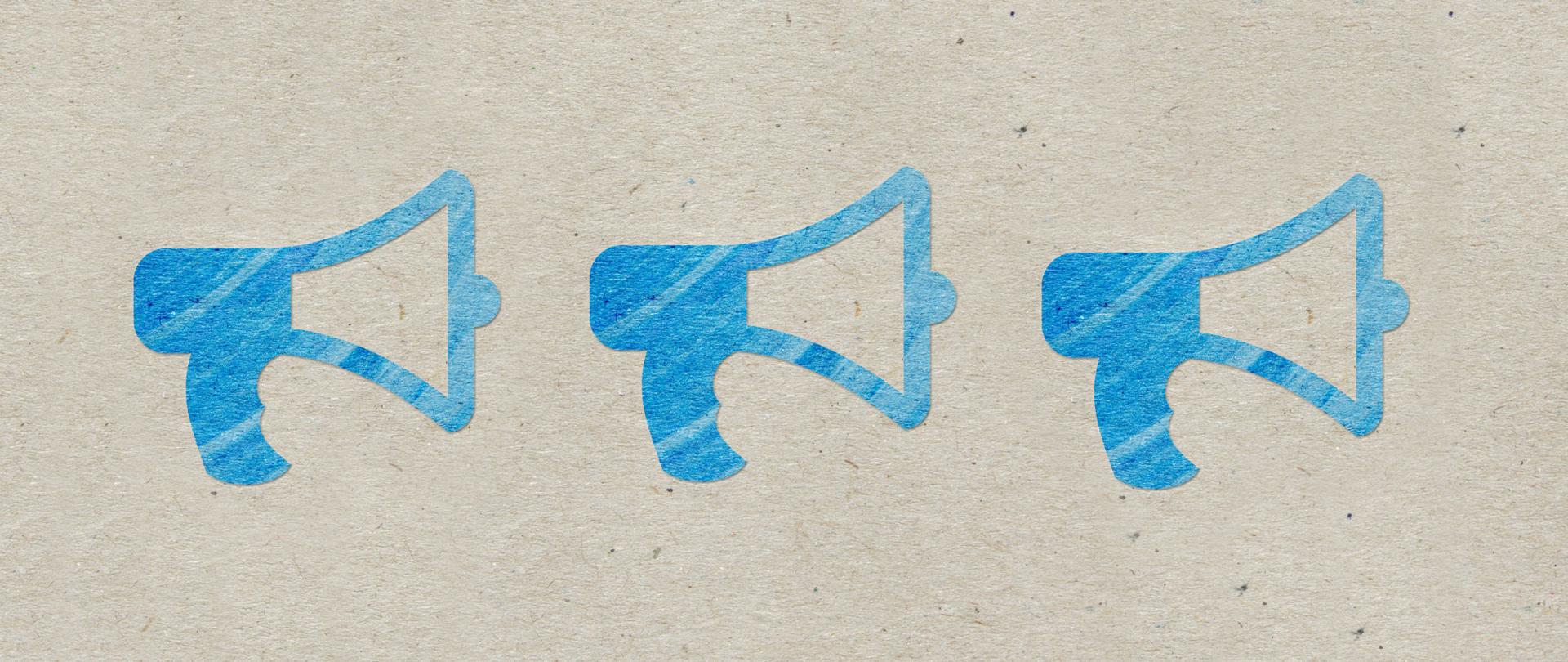Trzy ikony w kolorze niebieskim przedstawiające megafon.