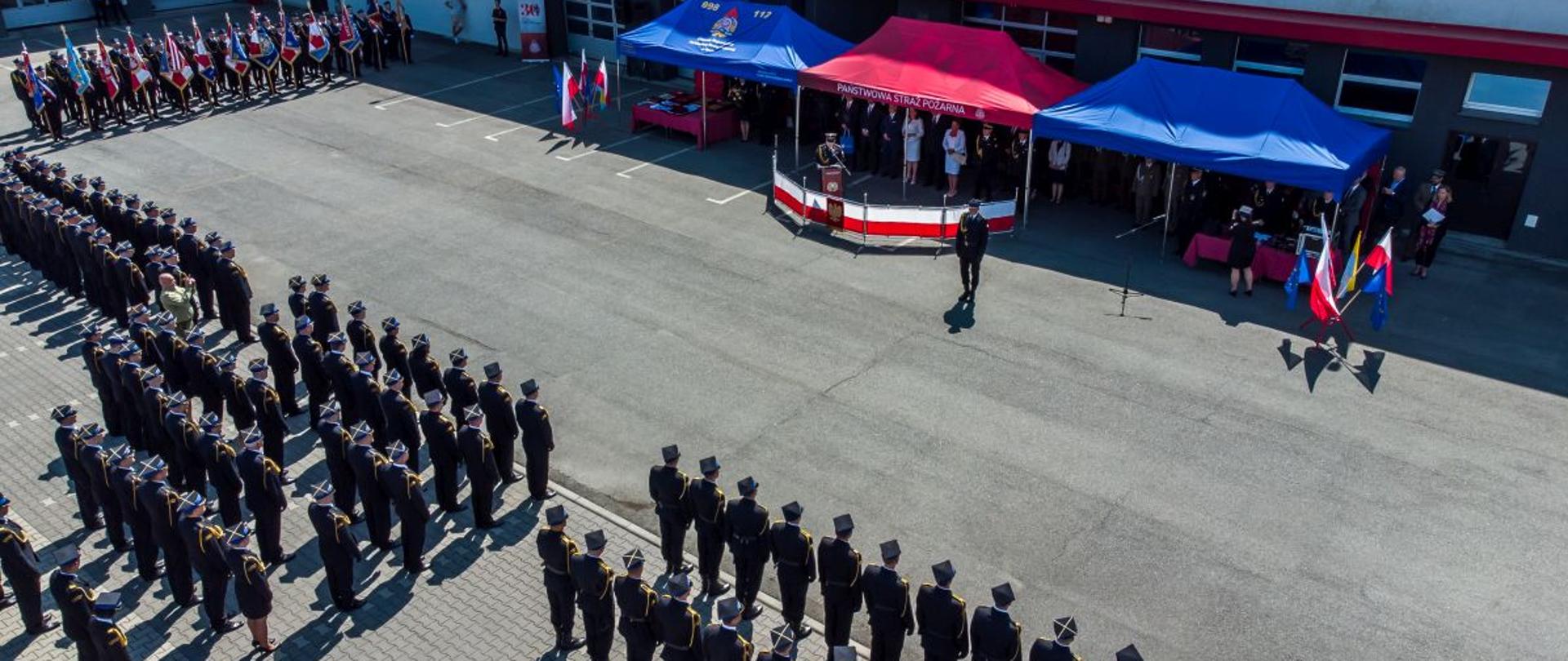 Uroczystość wojewódzka Dnia Strażaka w 2022. Strażacy PSP oraz OSP w tym poczty sztandarowe podczas uroczystości wojewódzkich Dnia Strażaka w 2022 roku, które odbyły się na placu Komendy Wojewódzkiej PSP w Opolu.