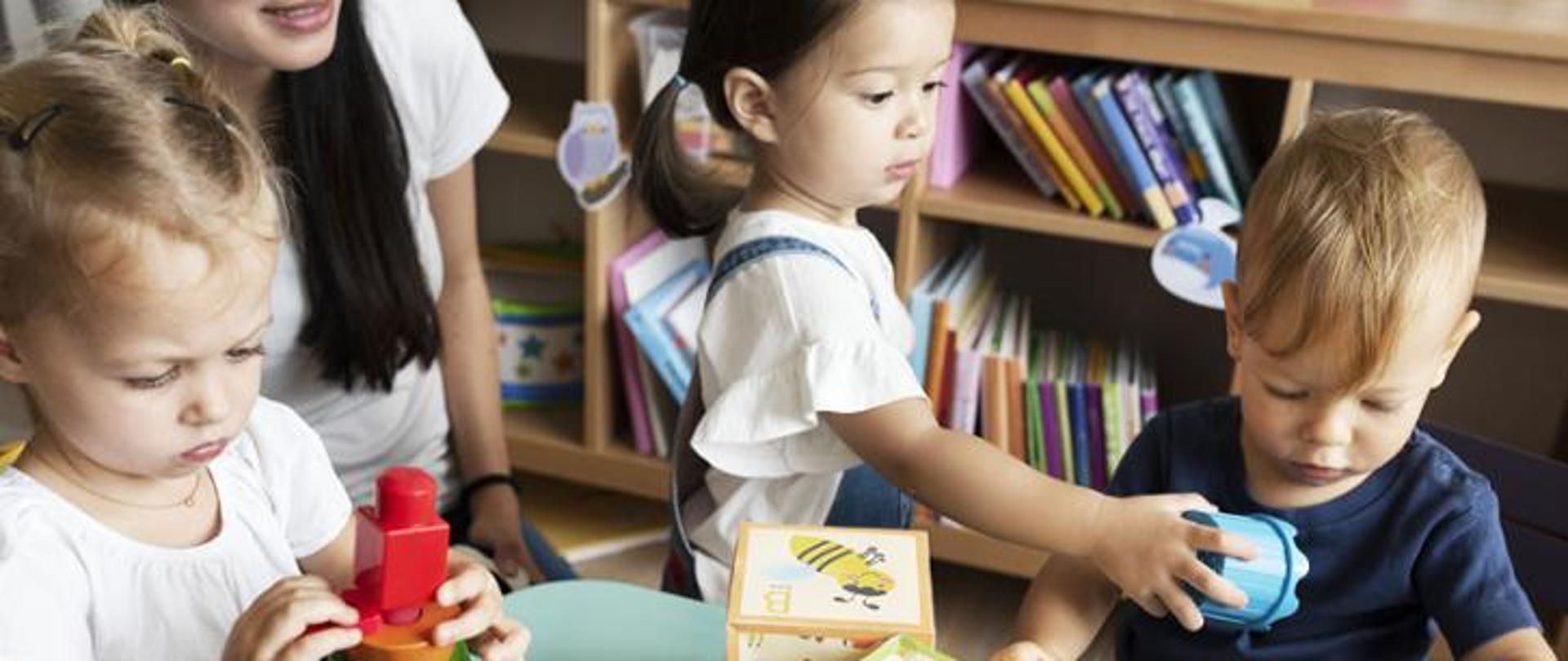 Dzieci bawiące się w szkole