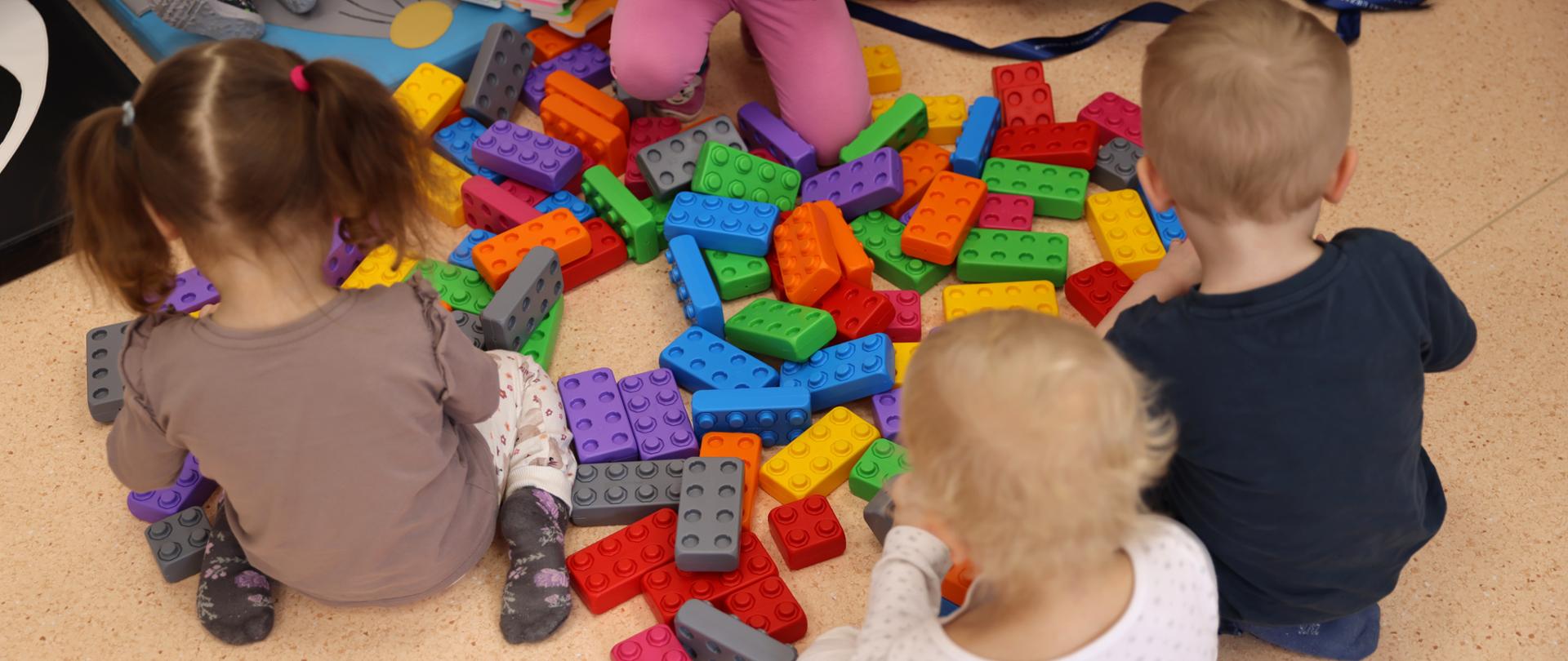 Wojewoda mazowiecki odwiedził nowe żłobki w Laskowcu i Dzbeninie.