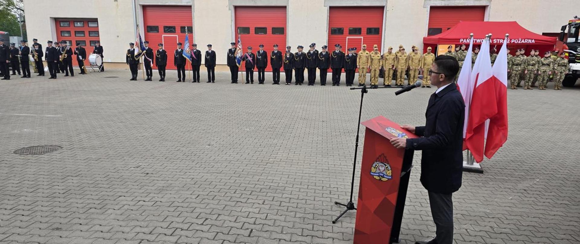 Na zdjęciu pododdział strażaków i zaproszonych gości podczas uroczystego apelu