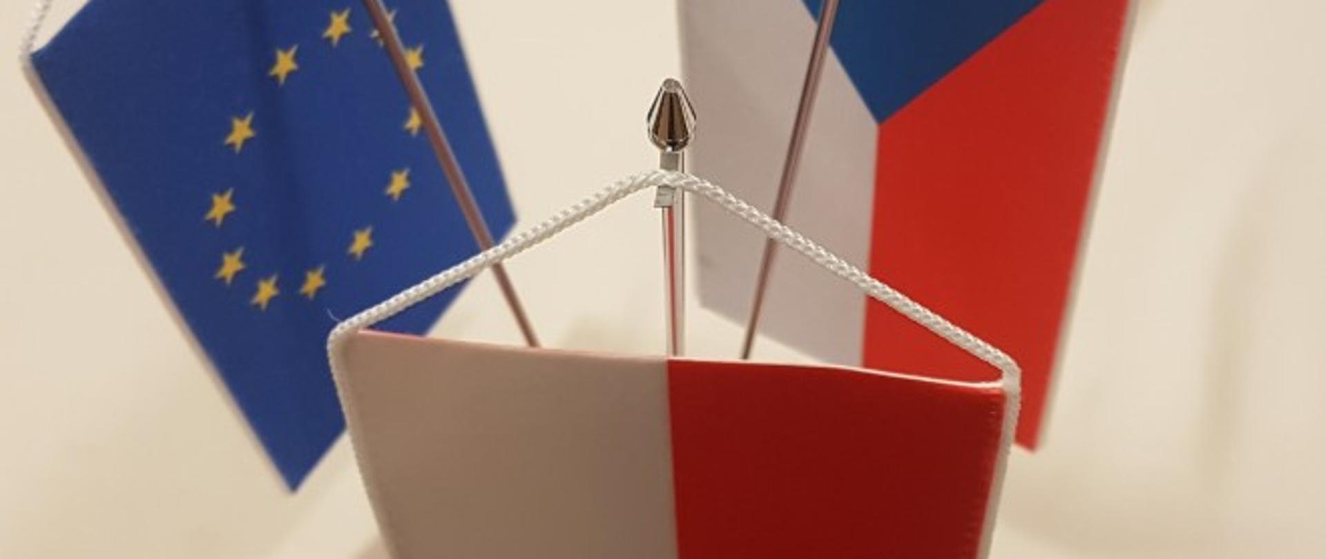 Na zdjęciu widać flagi PL-CZ-UE