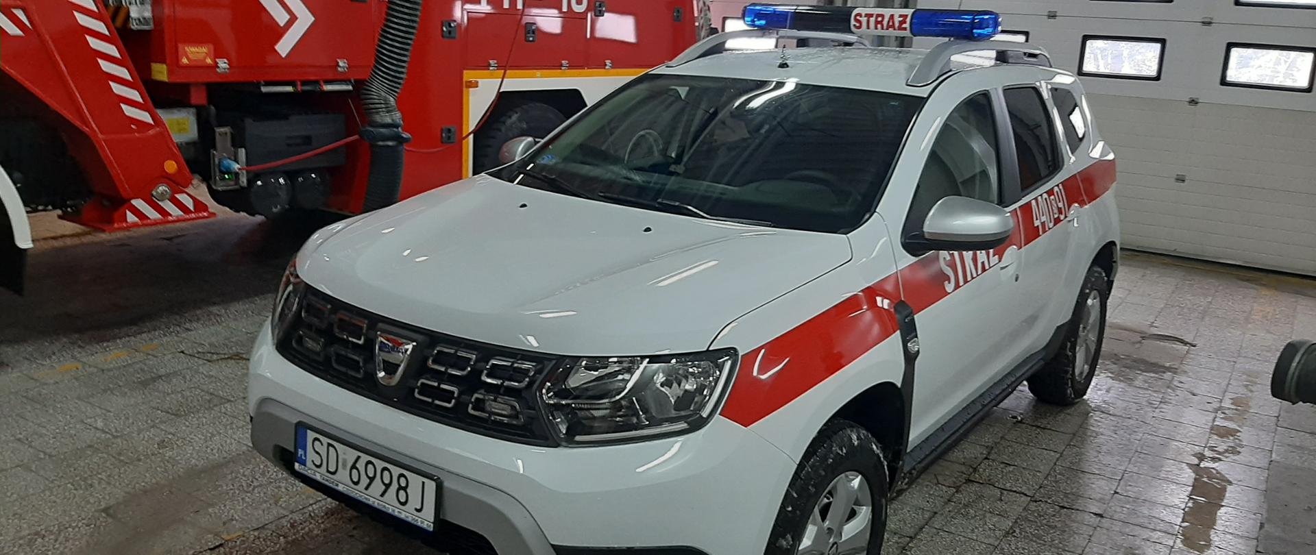 Na zdjęciu widoczny samochód operacyjny Dacia Duster