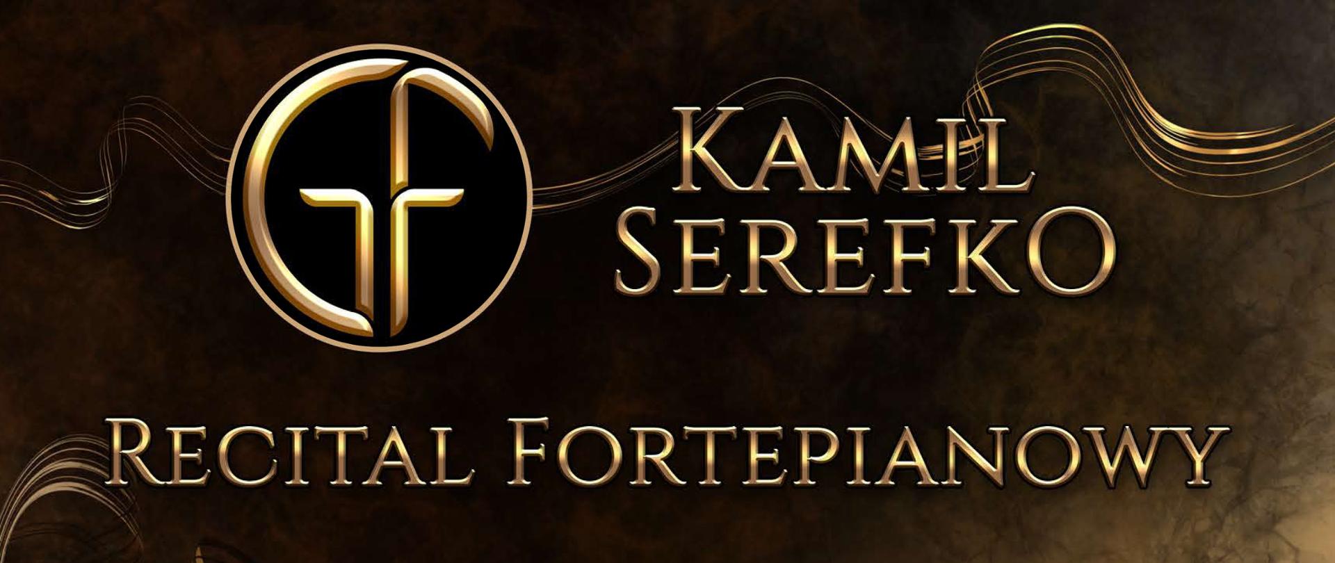 Afisz informujący o recitalu fortepianowym Kamila Serefko. Na brązowym tle w części centralnej znajduje się wizerunek pianisty przy instrumencie. Od góry napis Kamil Serefko recital fortepianowy, poniżej data i godzina wydarzenia, w części dolnej informacja o miejscu wydarzenia.