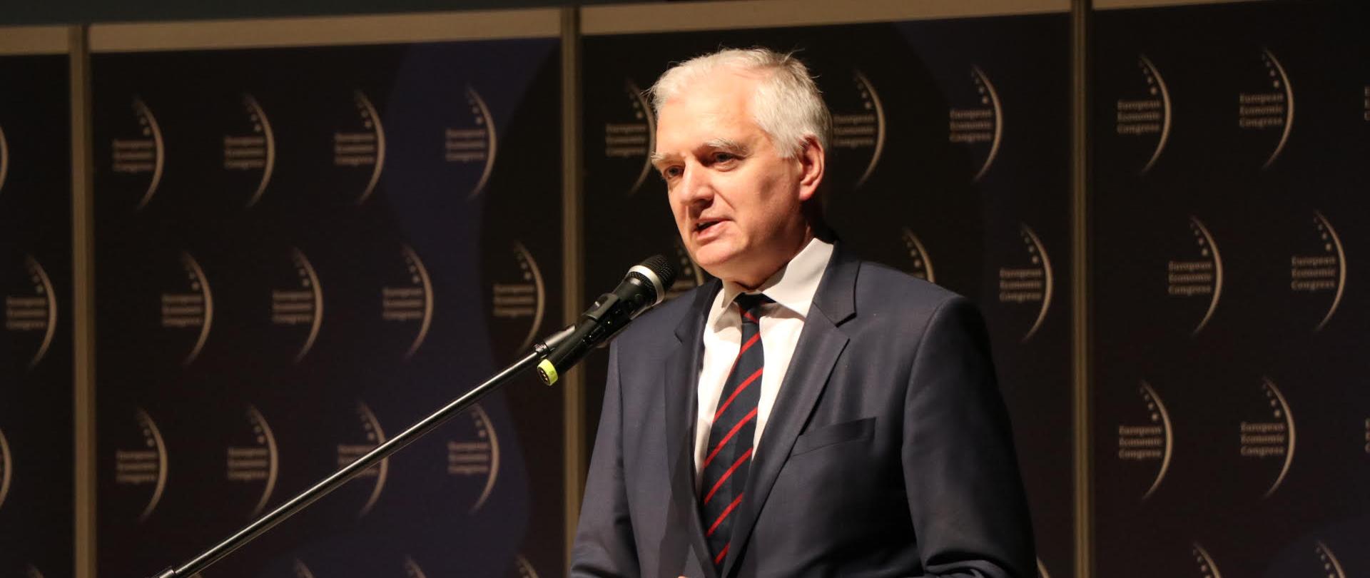 Europejski Kongres Gospodarczy. Minister Gowin przemawia do mikrofonu.