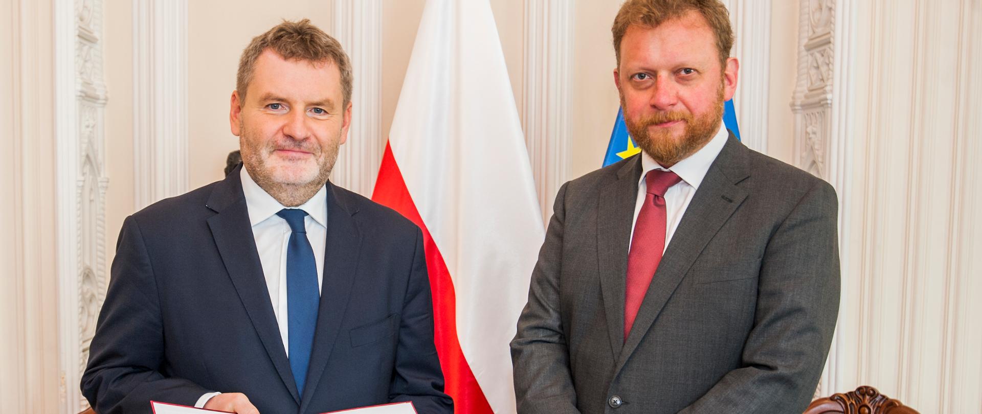 Minister zdrowia Łukasz Szumowski wręczył Pawłowi Piotrowskiemu powołanie na stanowisko Głównego Inspektora Farmaceutycznego.