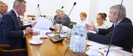 Dyskusja podczas posiedzenia Rady ds. rozwoju hodowli koni w Polsce