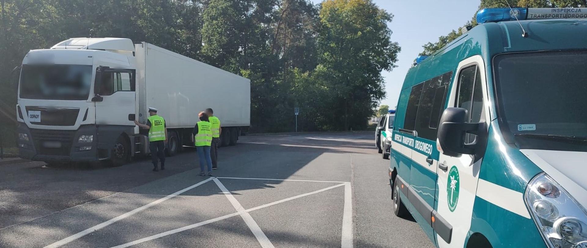 Ciężarówka z ładunkiem odpadów kontrolowana przez inspektorów lubelskiej Inspekcji Transportu Drogowego wraz z przedstawicielami Inspekcji Ochrony Środowiska i funkcjonariuszami Krajowej Administracji Skarbowej. 