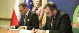 minister Grzegorz Puda podpisuje umowę dofinansowania