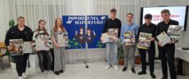 Zdjęcie nr 1 –maturzyści na tle dekoracji, na stołówce internatu od lewej: Kinga Gil, Martyna Freda, Natalia Wicki, Paweł Baran, Adrian Kuziora, Leszek Witek, Łukasz Kozik.